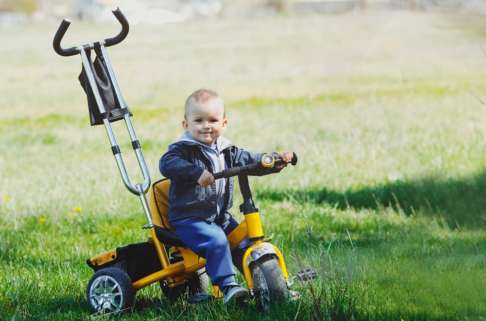 A szülőkaros triciklit akár te is tudod irányítani, ha a kicsi elfáradt