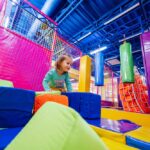 Színes elemek a játszóházban és puhatalpú gyerekcipő