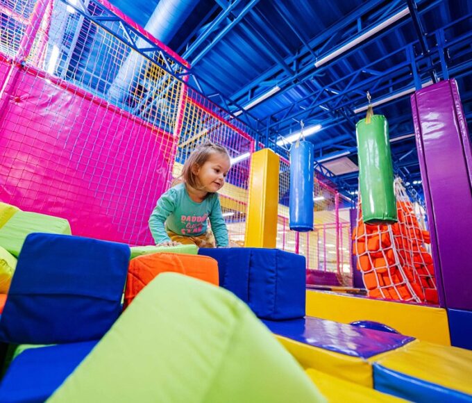 Színes elemek a játszóházban és puhatalpú gyerekcipő